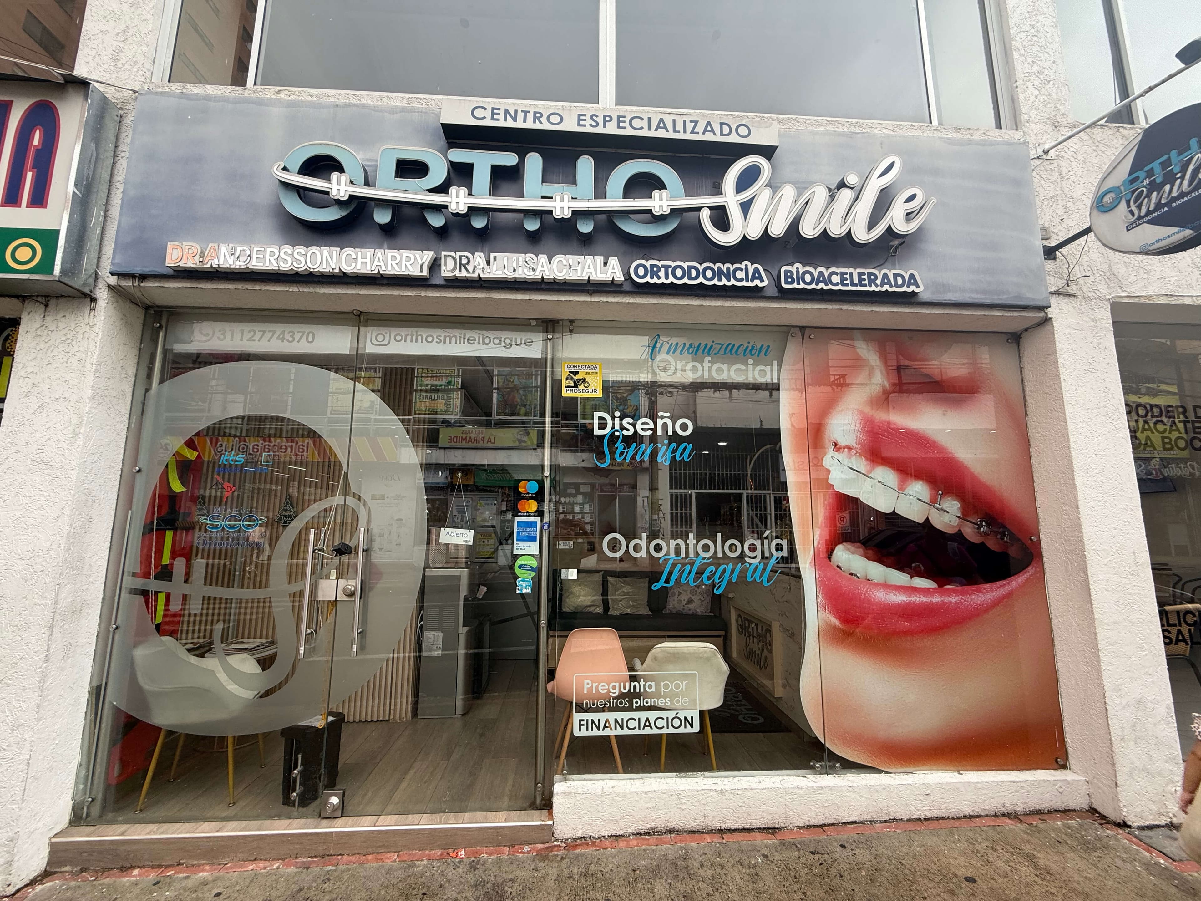 Fachada de OrthoSmile Ibagué con el aviso luminoso del centro especializado
